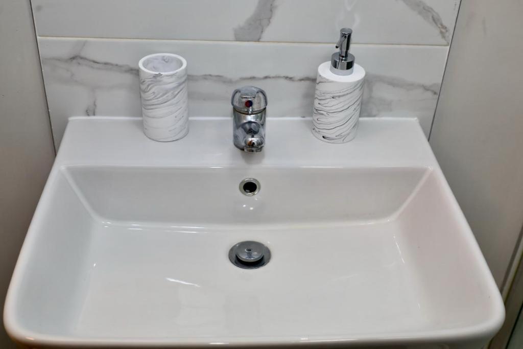 Aqua Dreams - Serviced Luxury Modern Belfast City Centre 2 Bed Apartment Екстериор снимка